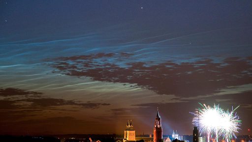 lichtende nachtwolken boven Maastricht