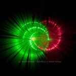 lichtkunst met rood en groen laserlicht